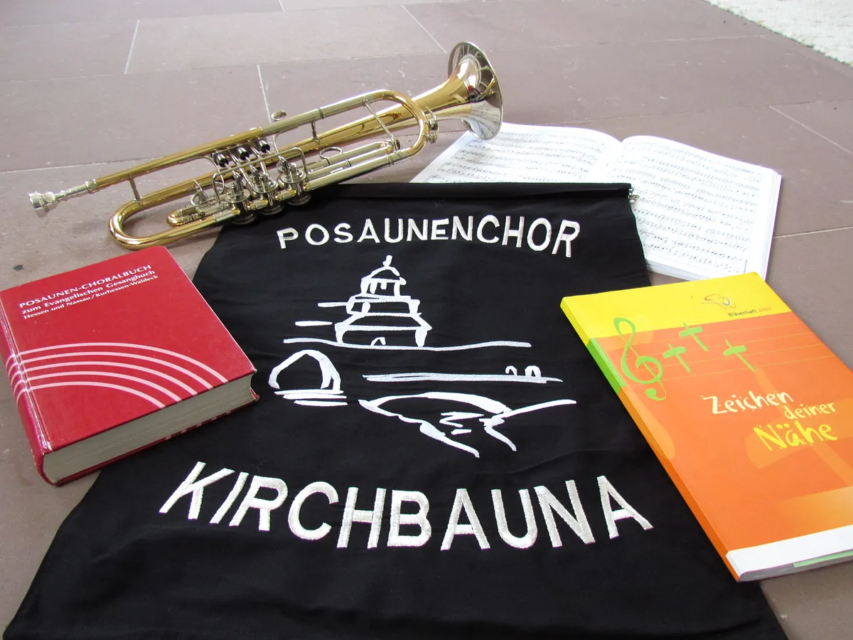 Trompete, Notenbuch und Tuch mit Logo des Posaunenchoresnhores