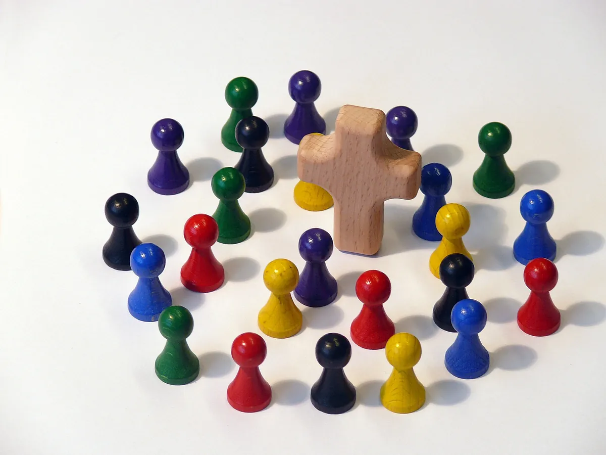 Figuren um ein kreuz gruppiert