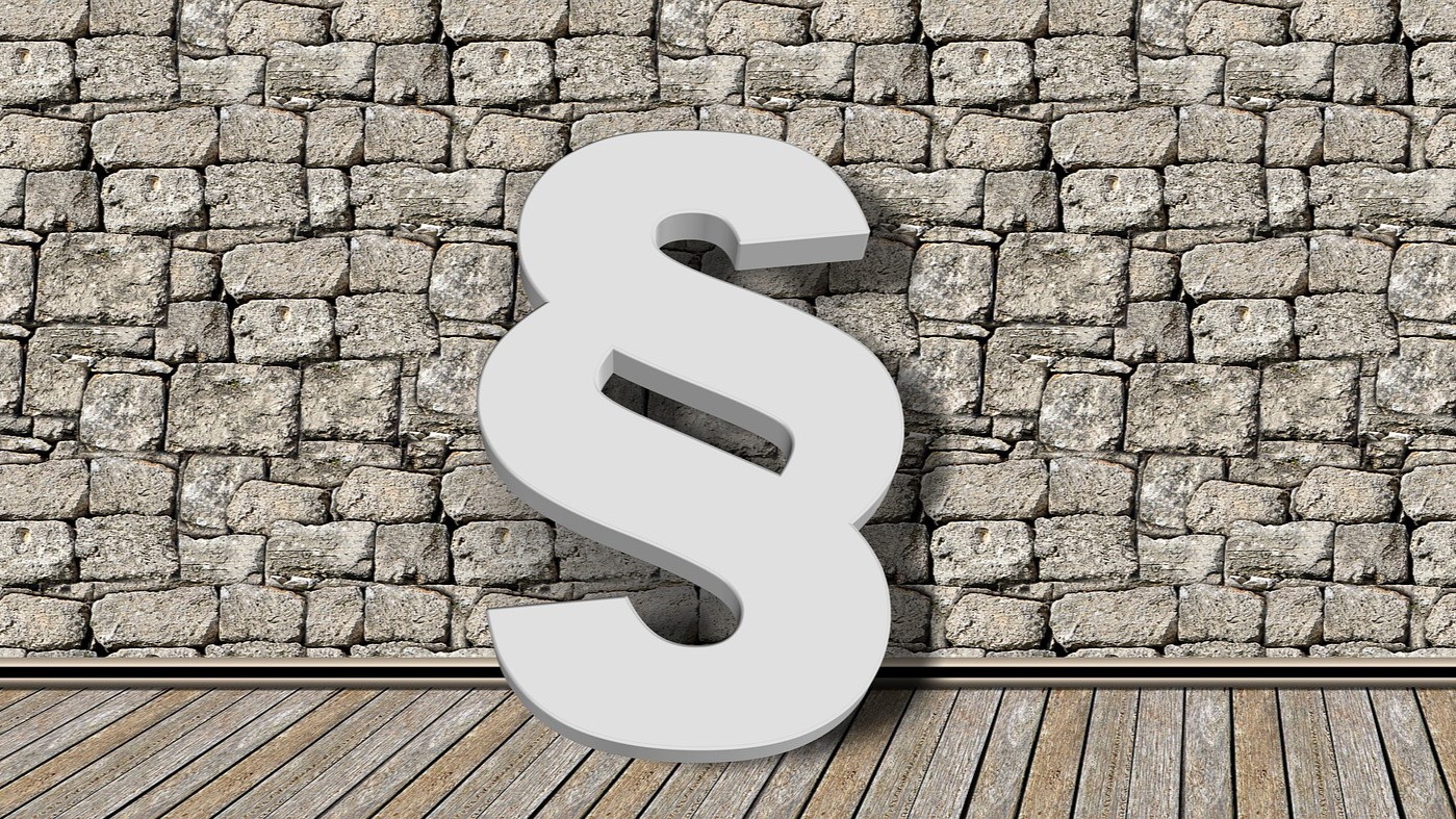 Paragraphenzeichen an einer Mauer